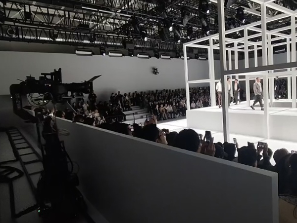 从顶奢秀场到文化盛宴，ST-2100陀螺仪轨道机器人解锁多场景特种拍摄