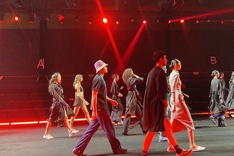 以专业影像,致敬原创力量|ST-2100陀螺仪轨道机器人助力深圳原创时装周 以专业影像,致敬原创力量|ST-2100陀螺仪轨道机器人助力深圳原创时装周